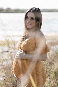 Portrait femme enceinte robe kama moutarde par Azemard Stéphanie photographe spécialiste grossesse nouveau-né dans l'Hérault et le Gard