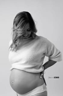 Une future maman rayonnante, immortalisée par l’objectif sensible de Stéphanie Azemard.