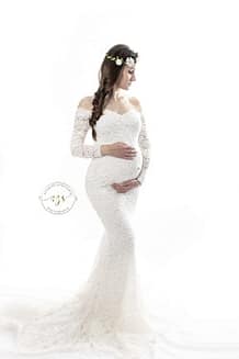 Photo de grossesse avec robe de grossesse mariage réalisé par Azemard Stéphanie photographe dans le Gard