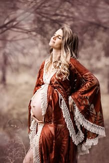 Robe-de-grossesse-bohème-chic-pour-séance-photo-par-Azemard-Stéphanie-photographe-specialiste-en--maternité