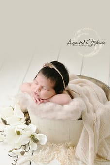 Photo de bébé en studio thème floral fille par Azémard Stéphanie photographe spécialiste grossesse et nouveau-né dans l'Hérault
