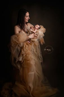 Séance-allaitement-en-studio-par-azemard-Stéphanie-meilleur-photographe-de-l'Hérault-et-du-Gard
