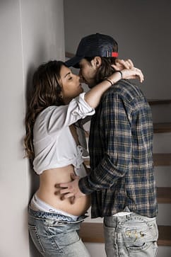 Photo de couple maternité à la maison réalisé par Stéphanie Azemard photographe sur Montpellier