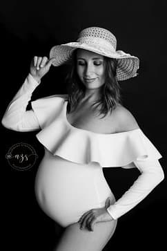 Photo de grossesse en studio body shein blanc chapeau alliexpresse par Azemard Stéphanie photographe sur Montpellier et Nîmes