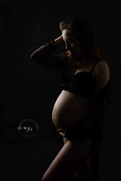 Shooting femme enceint en sous vêtement dans un studio par Azemard Stéphanie photographe Montpellier