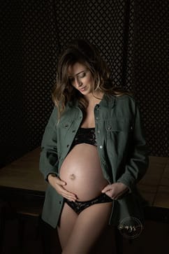 Shooting boudoir maternité noir et blanc Azemard Stéphanie photographe sur Montpellier