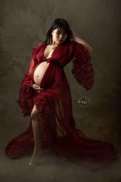 Photo de femme enceinte de 8 mois en studio robe rouge Azemard Stéphanie photographe sur Montpellier Gard et Herault