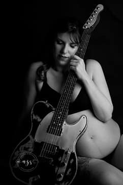 Shooting femme enceinte guitariste en noir et blanc studio photo Azemard Stéphanie photographe Gard Hérault Montpellier Nîmes