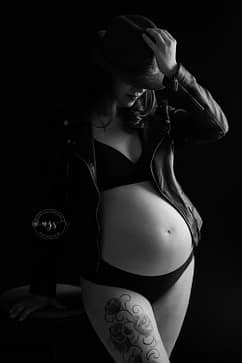 Shooting femme enceinte tatoué en noir et blanc studio photo Azemard Stéphanie photographe Gard Hérault Montpellier Nîmes