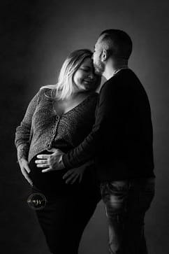 shooting grossesse en noir et blanc Montpellier et Nîmes Azemard Stéphanie photographe spécialiste