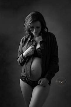 Portrait maternité noir et blanc chemise en jeans par Azemard Stéphanie photographe sur Montpellier et Vergèze