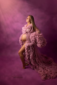 Robe-rose-a-froufrou-Maki-Art-photographie-maternité-par-azemard-stéphanie