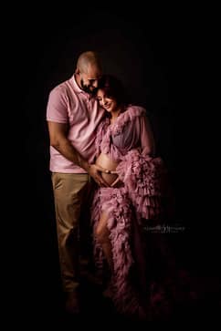 Séance-maternité-en-couple-robe-Maki-art-studio-photo-Azemard-Stéphanie-Photographe-spécialiste-Montpellier