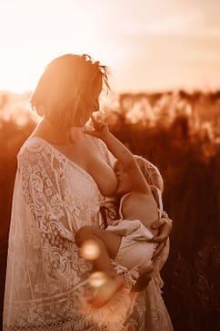 Séance-allaitement-bébé-8-mois-golden-hour-dans-le-gard-Azemard-Stéphanie meilleur photographe