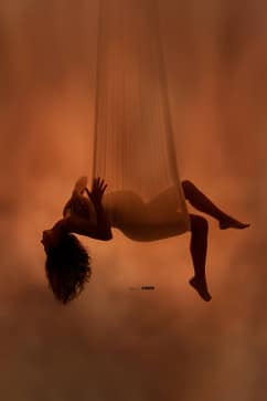 Suspension aérienne photo de maternité en studio Montpellier par Azemard Stéphanie photographe spécialiste