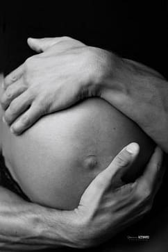 Un souffle d’éternité posé sur un ventre arrondi.