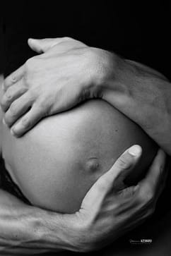 Un souffle d’éternité posé sur un ventre arrondi.