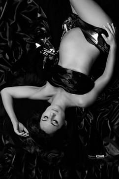 La maternité sublimée, entre douceur et intensité.