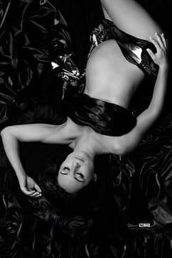 La maternité sublimée, entre douceur et intensité.