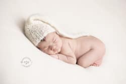 Azemard Stéphanie Montpellier-photographe-nouveau-ne-bonnet lutin pois plume créations