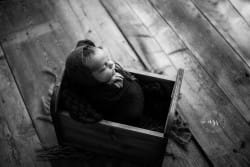 Photo de bébé dans une caisse en bois réalisé par Azémard Stéphanie sur Montpellier