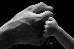 Photographie en noir et blanc d'un bébé endormi, capturée dans un style artistique