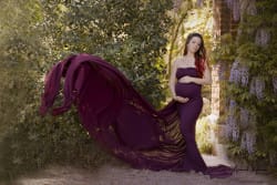 Photo de Grossesse en extérieur avec une robe violette mii stylo, shooting réalisé par Azémard Stéphanie sur Montpellier