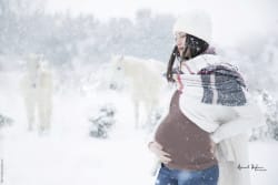 Séance photo grossesse sous la neige à Montpellier