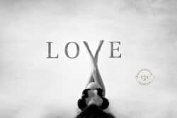 Photo de grossesse en studio à Montpellier, capture en noir et blanc exprimant l'amour, réalisée par Azémard Stéphanie.