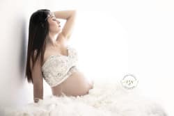 'Photo en studio maternité sept mois de grossesse Réalisé par Azémard Stéphanie photographe