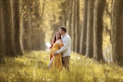Séance grossesse en foret robe moutarde réalisé par Azemard Stéphanie photographe maternité sur nîmes