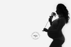 Silhouette photo de grossesse en studio azemard Stéphanie photographe maternité Montpellier