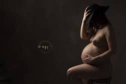 Photographie artistique de femme enceinte nue à Montpellier, par Azemard Stéphanie