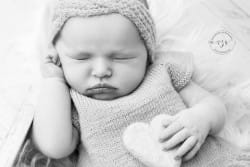 Noir et blanc photo de bébé Azemard Stéphanie photographe spécialiste en nouveau-né sur Montpellier