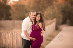 Photo de couple séance grossesse plage du grand travers à la Grande Motte par Azemard Stéphanie photographe sur Montpellier