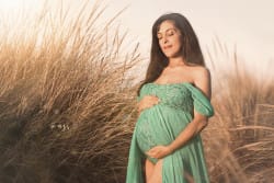 Séance maternité 7 mois de grossesse robe mii estilo plage du grand travers à la Grande Motte par Azemard Stéphanie photographe sur Montpellier