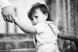 Portrait noir et blanc petite fille par Azemard Stéphanie photographe dans le Gard et l'Hérault