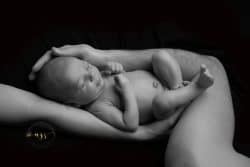 Photo de bébé en noir et blanc par Azémard Stéphanie, photographe à Montpellier