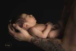 Photo d'un père et de son fils, exprimant leur lien fort et leur amour, prise par Stephanie Azemard, photographe à Montpellier.
