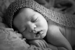 portrait de nouveau-né garçon en noir et blanc azemard stephanie photographe a montpellier