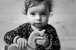 Portrait noir et blanc de rose 1 an thème champêtre Azemard Stéphanie photographe Montpellier