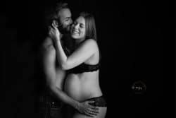 séance couple grossesse en noir et lanc azemard stephanie photographe dans le Gard et l'herault