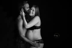 séance couple grossesse en noir et lanc azemard stephanie photographe dans le Gard et l'herault