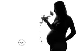 Silhouette de Femme Enceinte par Stéphanie Azémard, Photographe dans le Gard