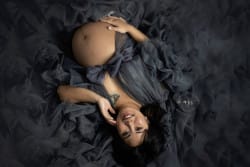 Photo de femme enceinte de 8 mois en studio allongée avec une robe tulle grise Azemard Stéphanie photographe sur Montpellier Gard et Herault