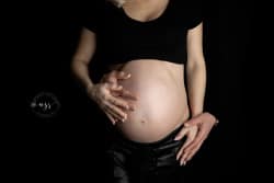 Ventre de femme enceinte de 8 mois par azemard Stéphanie photoraphe de grossesse a Montpellier Nîmes Gard et Herault