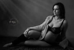 Belle photo maternité blanc par Azemard Stéphanie meilleur photographe sur Montpellier et Vergèze