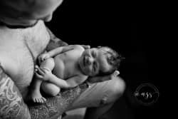 Plus belle photo de nouveau-né par Azemard Stéphanie, photographe spécialisée en naissance et maternité à Vergèze