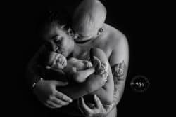 Photo de bébé en noir et blanc Azemard Stéphanie photographe naissance maternité à Vergéze