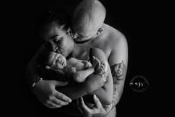 Photo de bébé en noir et blanc Azemard Stéphanie photographe naissance maternité à Vergéze